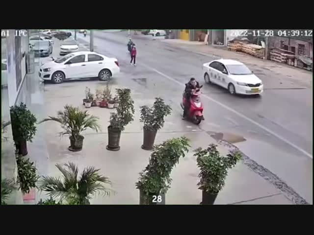 Интересно, долго он еще будет так лежать?