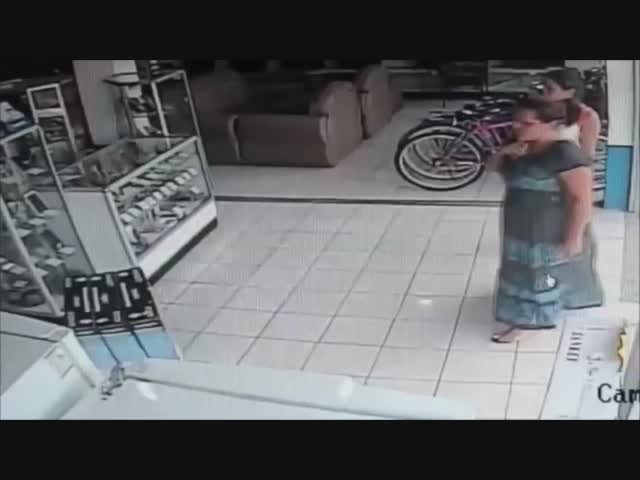 Покупательница унесла плазменный телевизор под юбкой