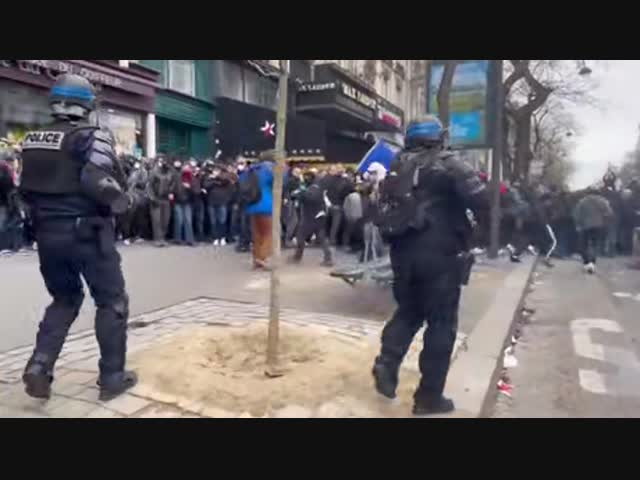 Французские полицейские против толпы
