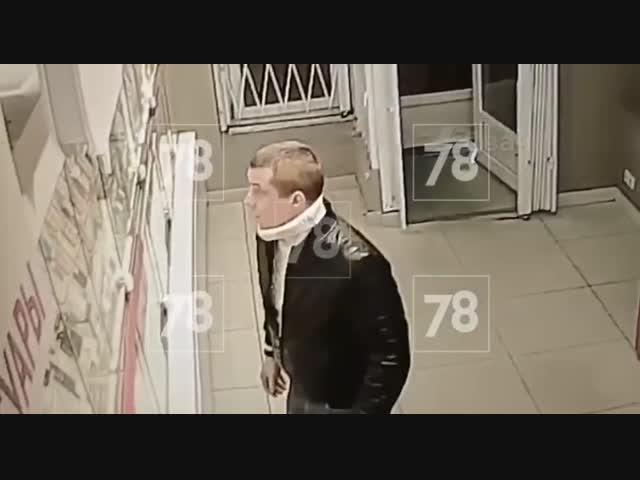 Петербуржец ограбил салон связи и оставил чаевые «за неудобства»