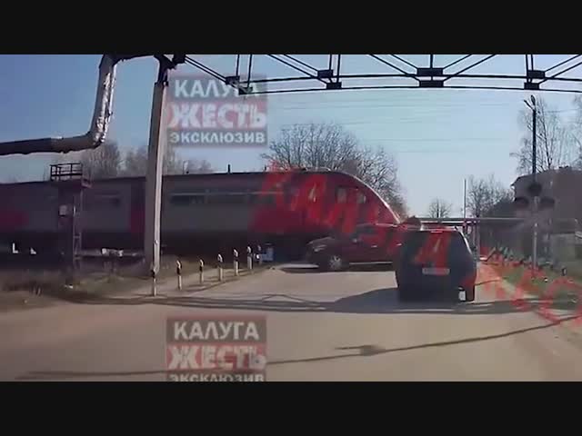 Поезд всё-таки крепче легкового автомобиля