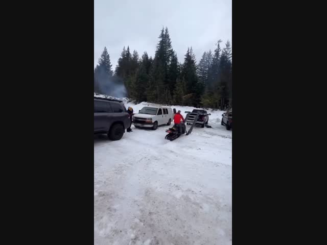 Неудачная погрузка снегохода в кузов