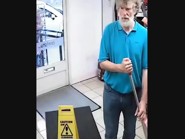 Уборщик против грабителя