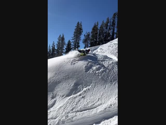 Опасный заезд на снегоходе