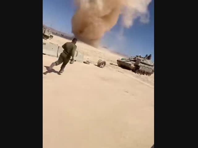 Израильские военные радуются торнадо