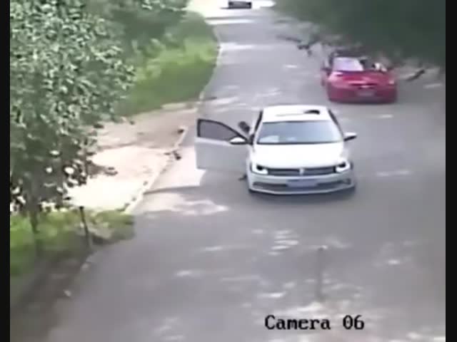 Женщина выскочила из машины в пылу спора с мужем 