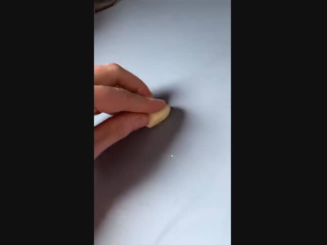 Если потереть пальцами о головку чеснока, можно легко ухватить желток