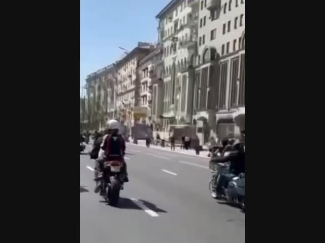 Мотоциклист потерял пассажирку на открытии мотосезона в Москве