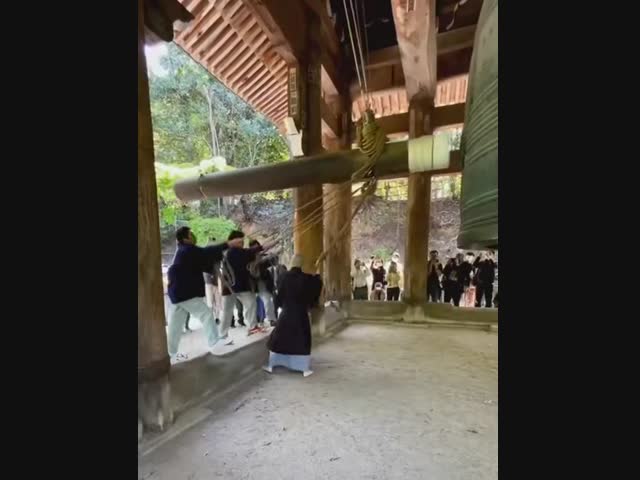 Колокол в монастыре Чион-ин в Киото был отлит в 1636 году и весит 70 тонн