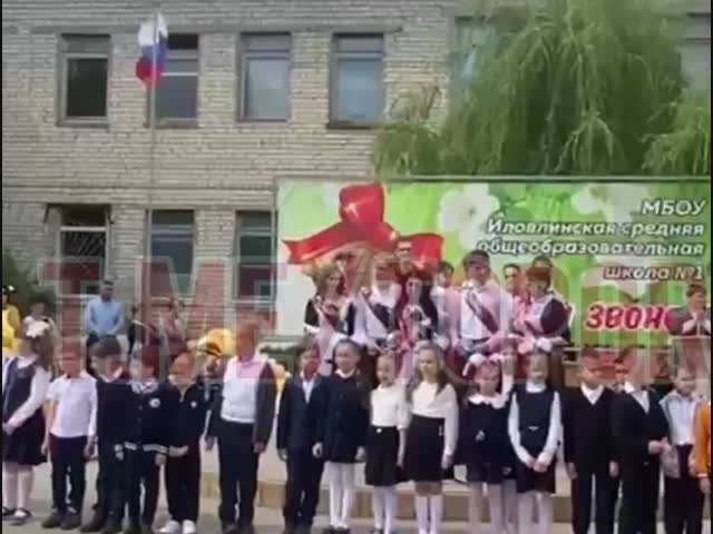 В Волгоградской области на последнем звонке школьник попытался ножом перерезать горло своей однокласснице