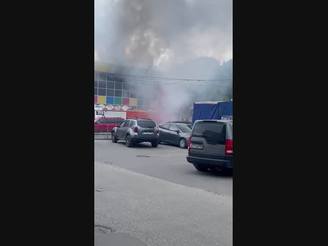 В подмосковном Орехово-Зуево горит торговый центр «Феникс»