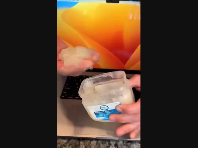 Батя украсил макбук для дочери