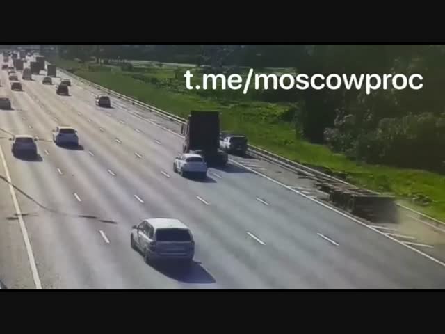 Отцепившийся прицеп убил женщину-водителя припаркованной «Мазды»