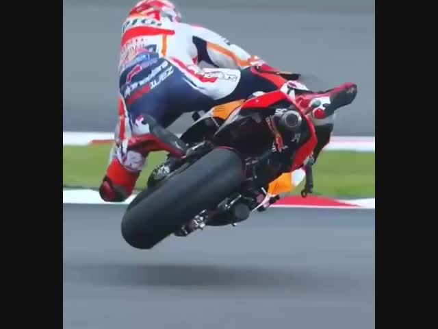 Авария на мотогонках во всех подробностях