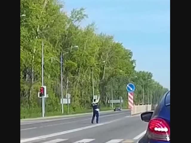 Радость от встречи с регулировщиком привела к аварии