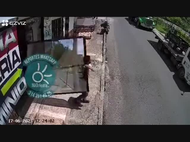 Удачный кадр для начала комедийного фильма