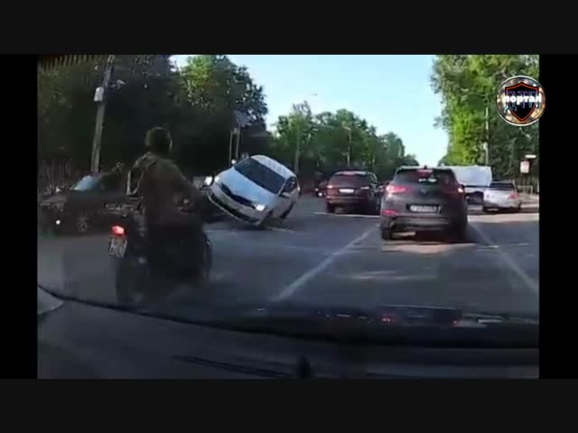 Удача на его стороне: две легковушки столкнулись в Симферополе едва не сбив байкера