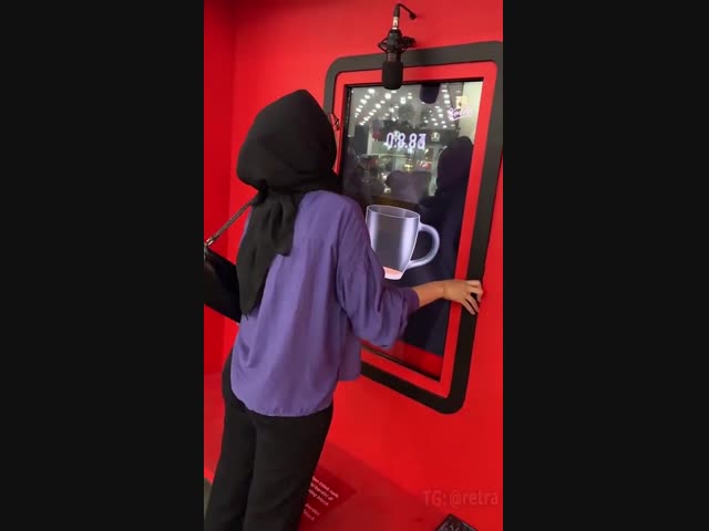 Автомат наливает бесплатный кофе, если сильно покричать
