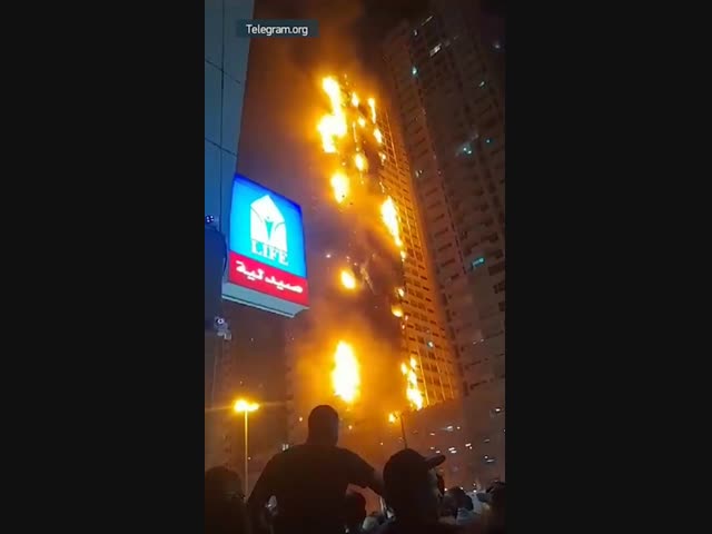 Очередной небоскреб вспыхнул в Дубае