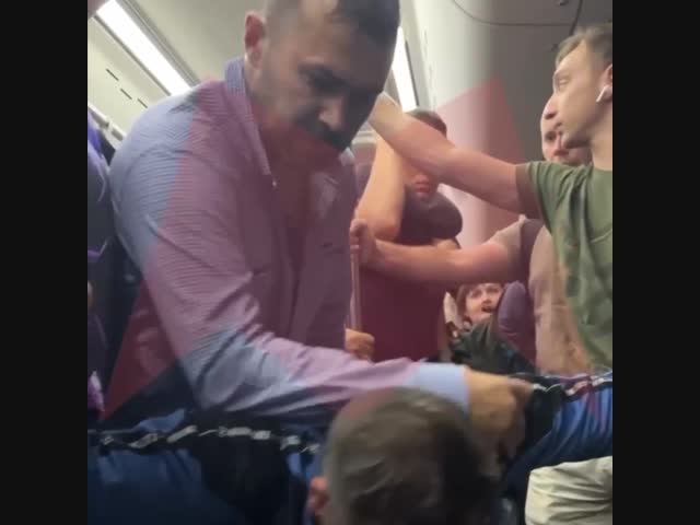 В подмосковном автобусе мужчины подрались из-за политического спора