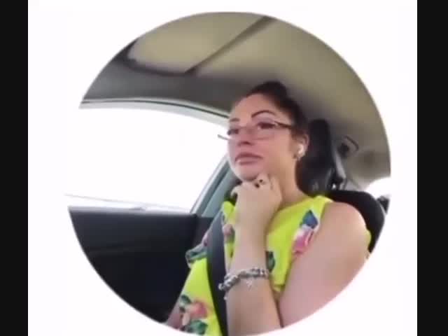 Говорить по телефону за рулём опасно