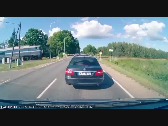 Протаранил поезд