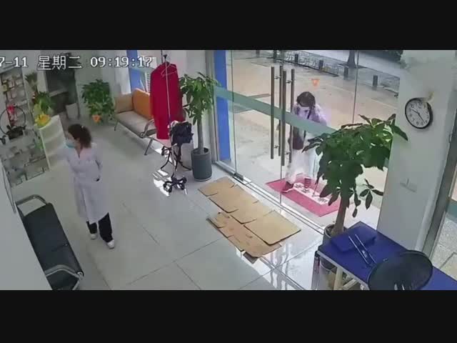 Бабушка-терминатор пришла в больницу и покалечила медработника