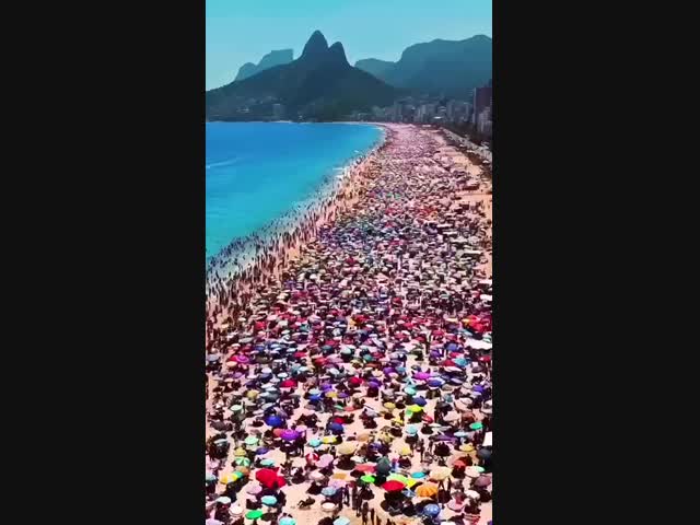Пляж в Рио-де-Жанейро бывает пустым только ранним утром