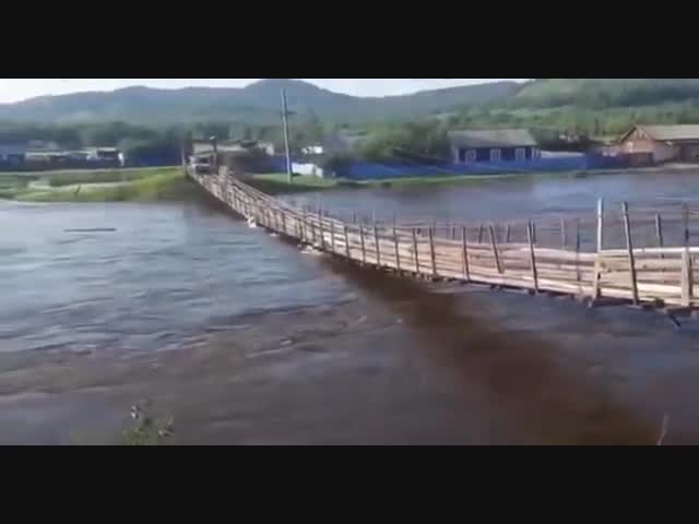 Река Урюм снесла мост вместе с машиной
