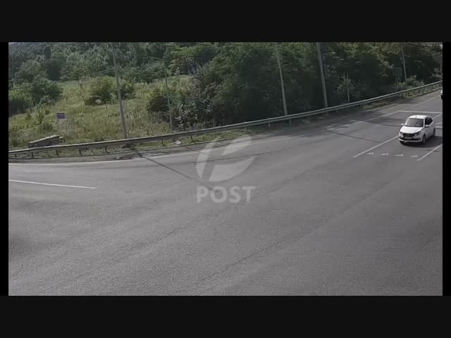 В Ставропольском крае непристегнутый водитель в результате ДТП эпично вылетел из авто, совершив тройной переворот