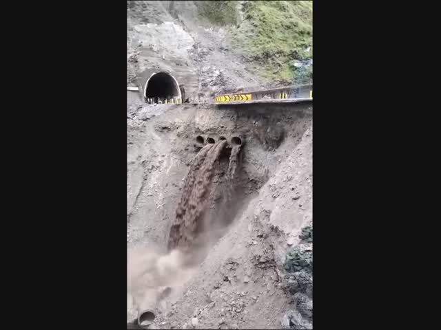 Сель в горах индийского штата Джамму и Кашмир