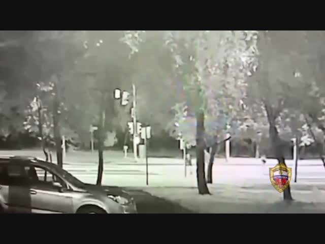 В Москве водитель Jaguar сбил подростка на электросамокате, проскочив на красный свет