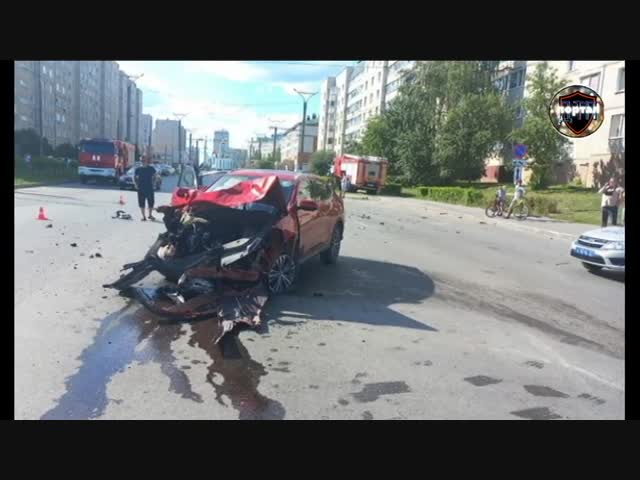 Пожарная машина снесла кроссовер: момент аварии в Новочебоксарске
