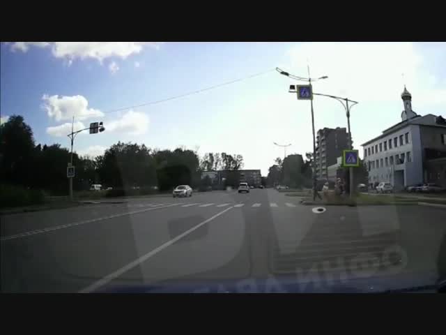 В Хакасии пенсионер сбил детей, переходивших по переходу в сопровождении взрослой, которая разговаривала по телефону