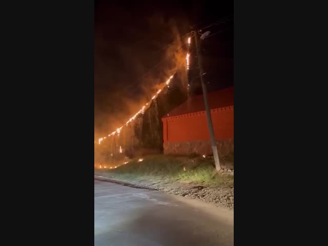 В Ингушетии загорелась линия электропередачи — машины проезжали под «огненным дождём»
