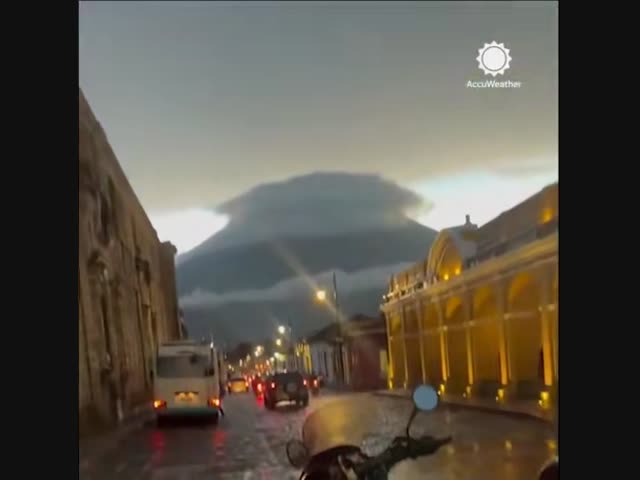 Молнии из жерла вулкана в Гватемале