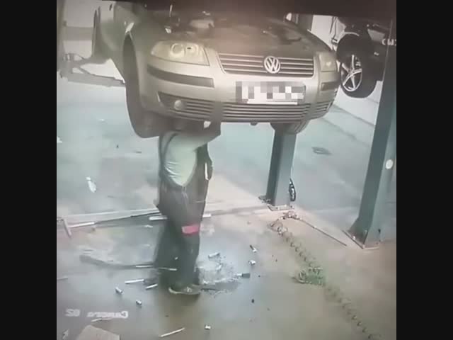 Интересно, что это выпало из машины?