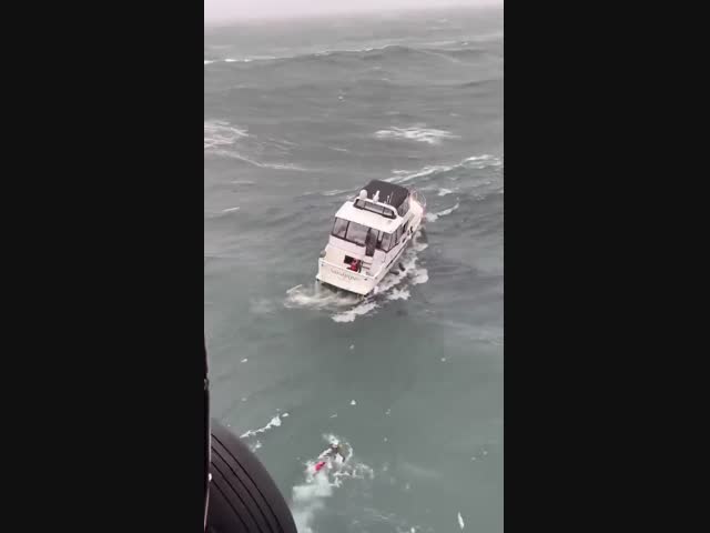 Волна опрокинула яхту