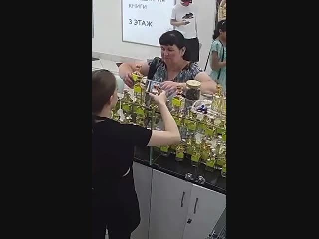 -Женщина! Что вы делаете! Это одеколон! Его не за пить!