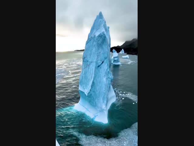 Осколки айсбергов у берегов Гренландии