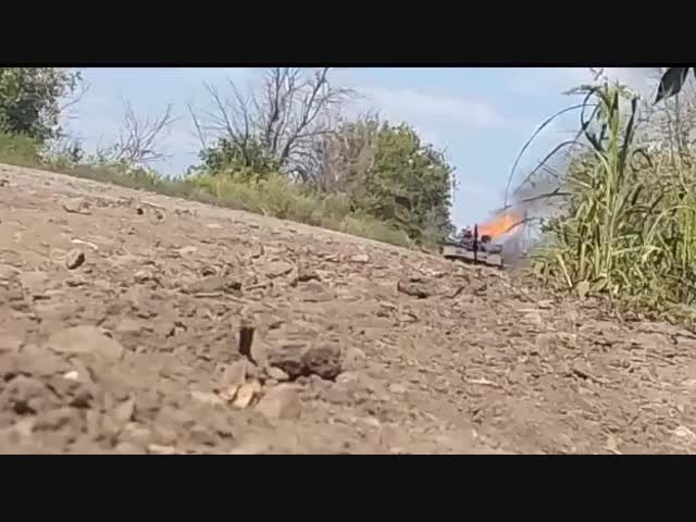 -Видишь танк? - Да