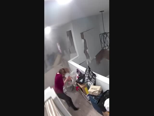 Огромный валун насквозь прошил дом на Гавайях