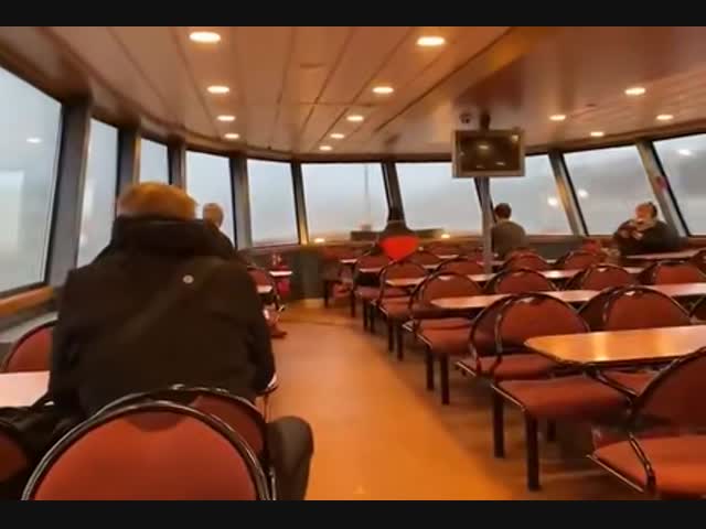 Волна разбила стекла пассажирского парома