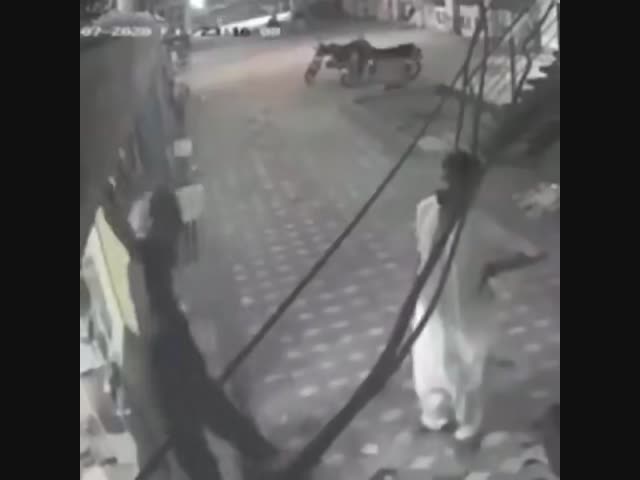 Спас приятеля от поражения электрическим током