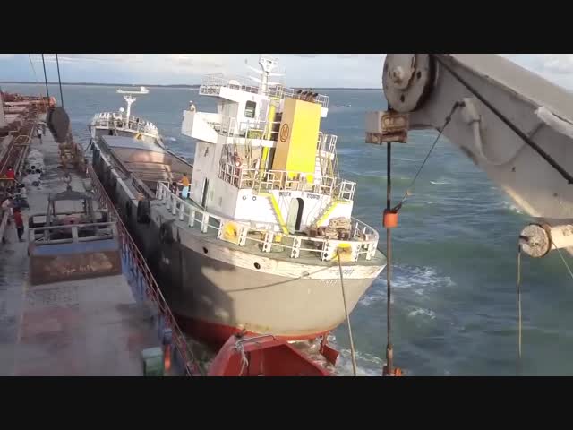 Корабль еле уплыл