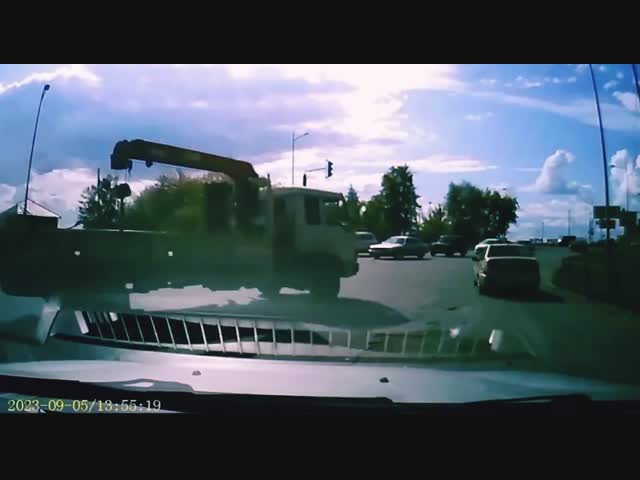 Один автокран повредил сразу два автомобиля