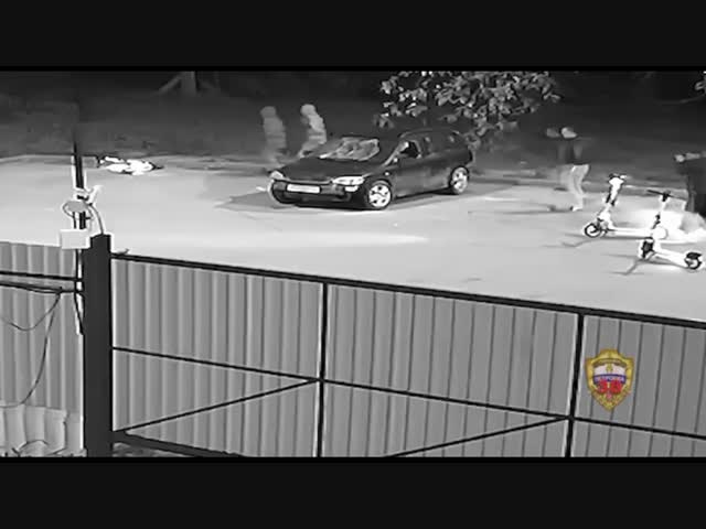 Электросамокатчики ограбили припаркованный автомобиль