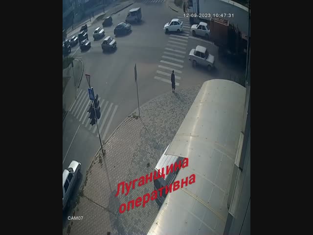 Военная машина переехала пешехода на зебре и спокойно отправилась дальше