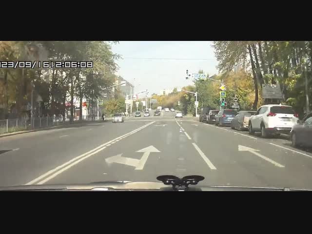 Наверное, самокатчик еще и прощение попросил