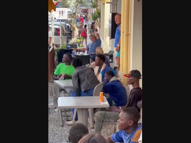 Количество африканских беженцев на итальянском  острове Лампедуза превысило число местных жителей